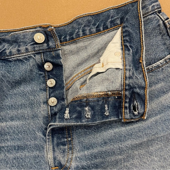 Women’s Levi’s 501 Distressed Jean Shorts Size 33 - Picture 6 of 13